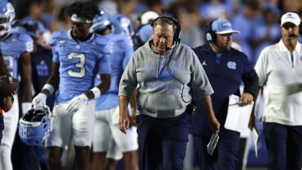 Bill Belichik, molesto por la derrota