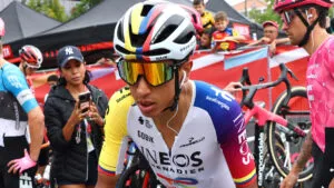 Egan Bernal, a la espera del retorno tras frenar su calendario
