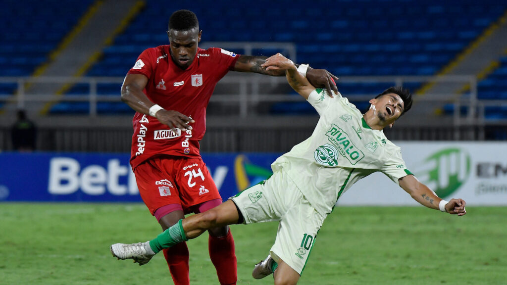 Jean Pestaña y Fabián Sambueza disputan la pelota. - Vizzor Image.
