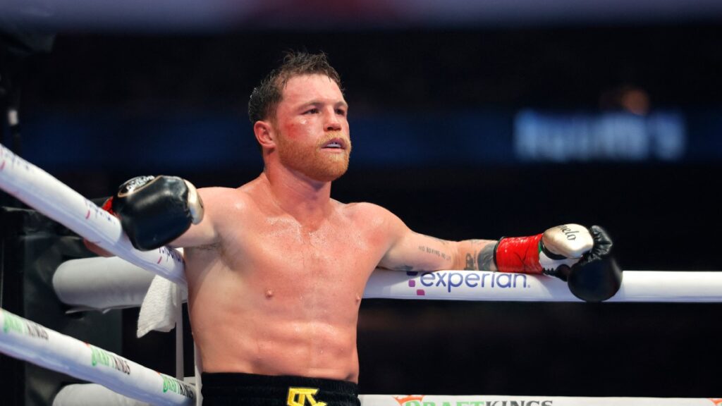 Canelo Álvarez en pelea en Las Vegas