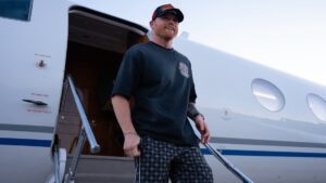 Canelo Álvarez llega a Las Vegas para el combate contra Terence Crawford