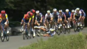 Tensión en la Vuelta a España: Javier Romo sufre caída por culpa de un manifestante propalestino