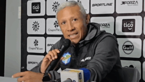 Roberto Hernández rompe el silencio: esto dijo tras no convocar a Fredy Pérez en Comunicaciones