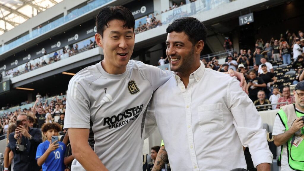 Heung-Min Son y Carlos Vela. KEVORK DJANSEZIAN / GETTY IMAGES NORTH AMERICA / Getty Images via AFP