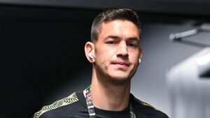 El Lokomotiv de César Montes vence a Rubin Kazan y toma el liderato en Rusia