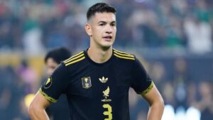 ¿César Montes puede jugar contra Corea del Sur a pesar de haber sido expulsado?