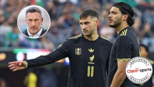 Santiago Gimenez tiene la oportunidad de crecer y aprender de Raúl Jiménez