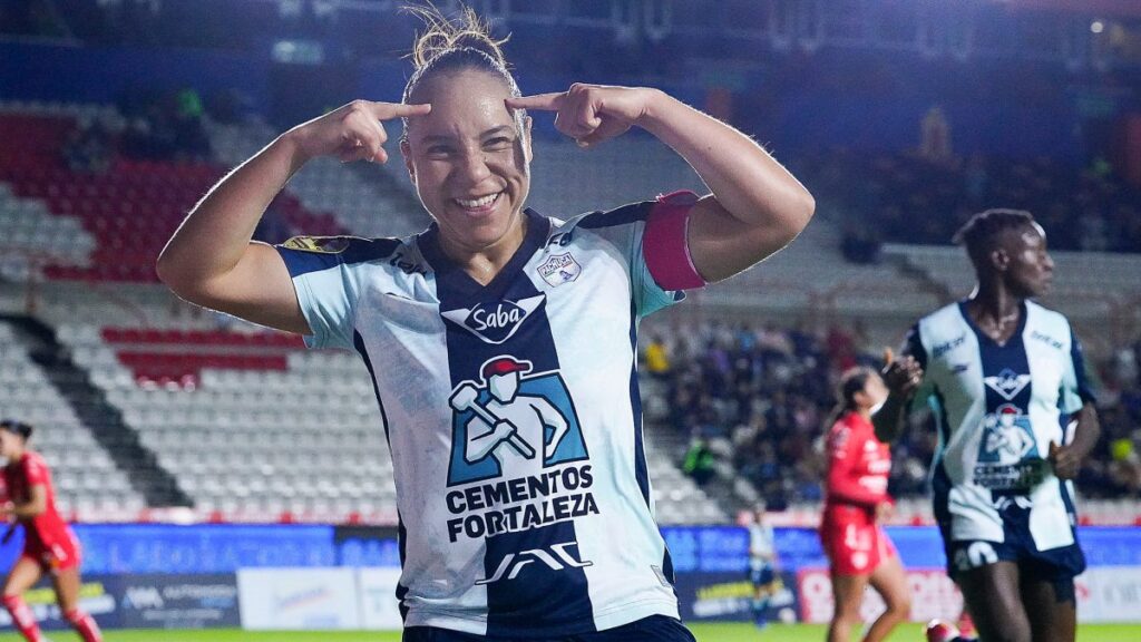 Charlyn Corral en festejo de gol
