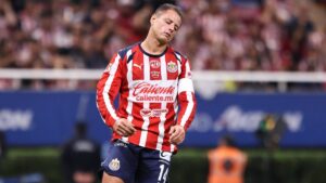 Chicharito, borrado de la convocatoria en Chivas; Milito sube a joven que podría debutar