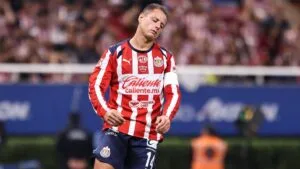 Chicharito, borrado de la convocatoria en Chivas; Milito sube a joven que podría debutar