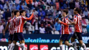 Chivas se impone a Puebla en un partido marcado por las malas condiciones del clima