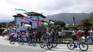 Vuelta a España: ¿Qué hay detrás de las protestas relacionadas con Palestina e Israel en la carrera?
