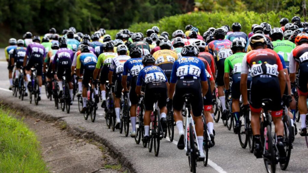 Ciclistas en las carreteras colombianas. - @ClasicoRCN.