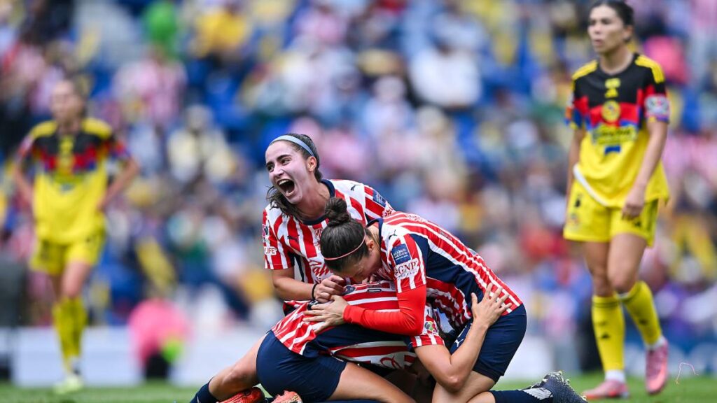 Chivas derrota al América y se queda con el Clásico Fmenil