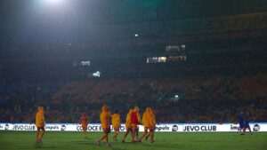 Clásico Regio entre Tigres Femenil y Rayadas se suspende al medio tiempo por tormenta eléctrica