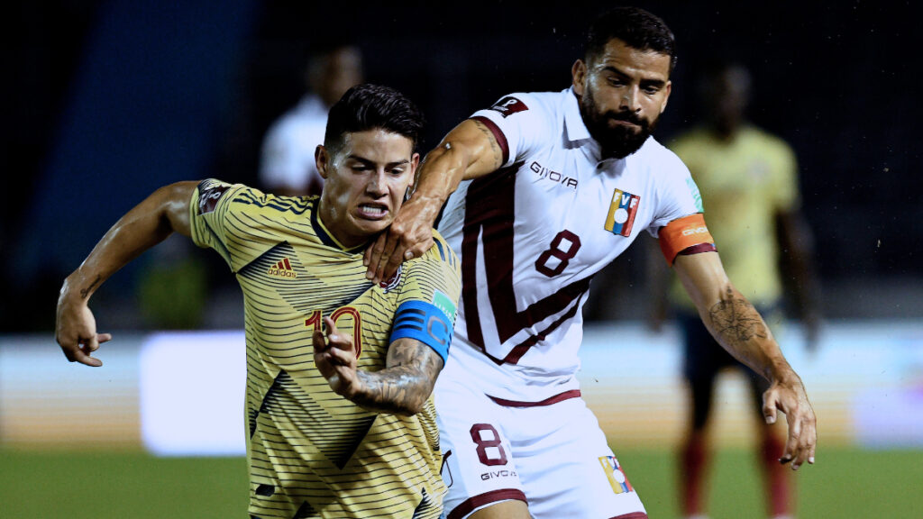 James Rodríguez y Tomás Rincón disputan la pelota. - Vizzor Image.