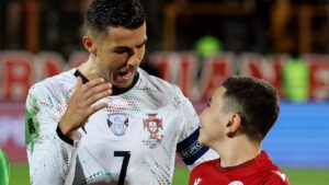 ¡La magia de Cristiano Ronaldo! Hace llorar de emoción a un niño al conocerlo: “Hice un nuevo amigo”