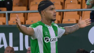 El ‘Cucho’ Hernández se exhibe ante Osasuna y el Betis se cuela en puestos europeos