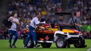 ¡Alerta en el América! Dagoberto Espinoza sale de cambio y con lágrimas por fuerte lesión