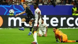 Dávinson Sánchez y Galatasaray pagan caro sus errores ante Frankfurt en su estreno en Champions
