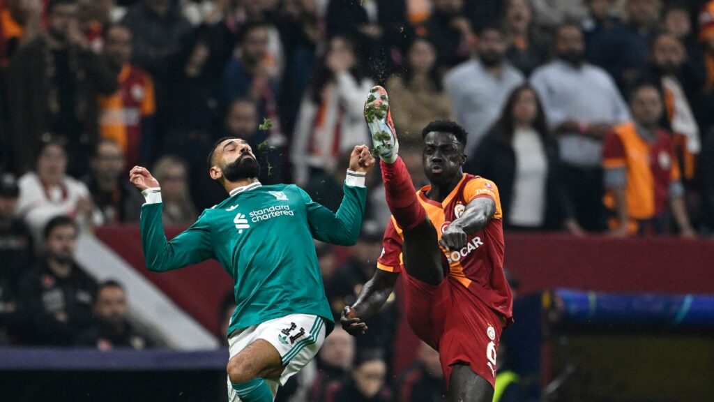 Dávinson, en uno de los duelos de la noche contra Salah. AFP
