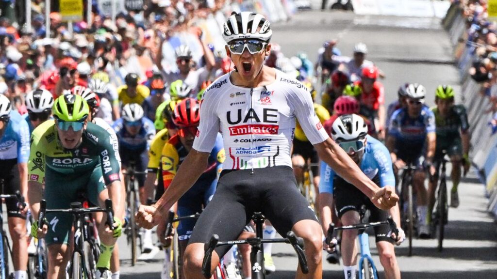 Isaac del Toro, en festejo con el UAE Team