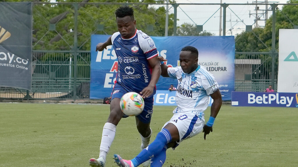 Edwin Torres y Edwin Mosquera disputan la pelota. - Vizzor Image.