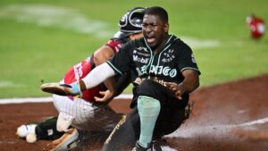 Diablos Rojos sufre hasta el último out ante Piratas y se pone a un juego de la Serie del Rey