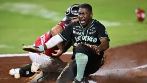 Diablos Rojos sufre hasta el último out ante Piratas y se pone a un juego de la Serie del Rey