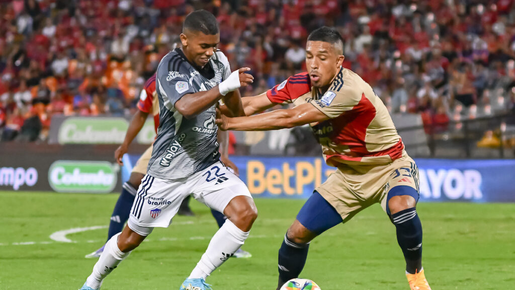 José Enamorado y Daniel Londoño disputan al pelota. - Vizzor Image.