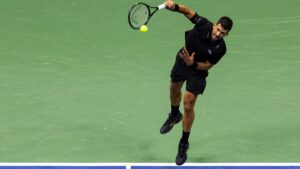 Djokovic supera las adversidades físicas y avanza con autoridad en el US Open