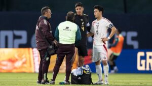 Edson Álvarez, baja indefinida por lesión muscular