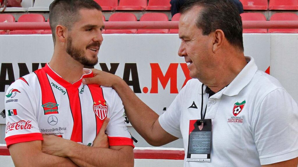 La formación de jugadores en México ha vuelto a ser tema de discusión tras el debut de Gilberto Mora, el mismo que analizan Efraín Flores y Martín Galván