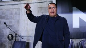 Efraín Juárez celebra los goles de Memo Martínez y JJ Macías