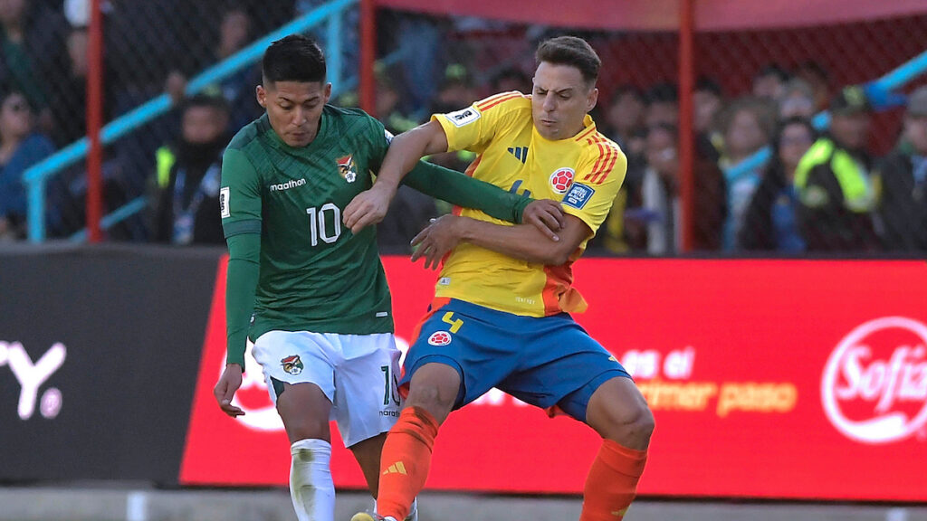 Ramiro Vaca y Santiago Arias disputan la pelota. - Vizzor Image.