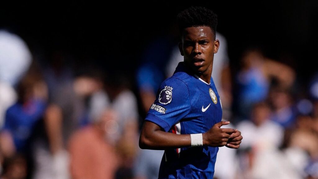 Estevao en un partido con el Chelsea