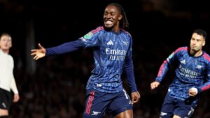 El primer gol de Eze ayuda al Arsenal a avanzar en la EFL Cup