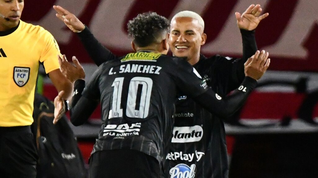 Michael Barrios y Luis Sánchez, de Once Caldas, celebrando ante Santa Fe / Vizzor