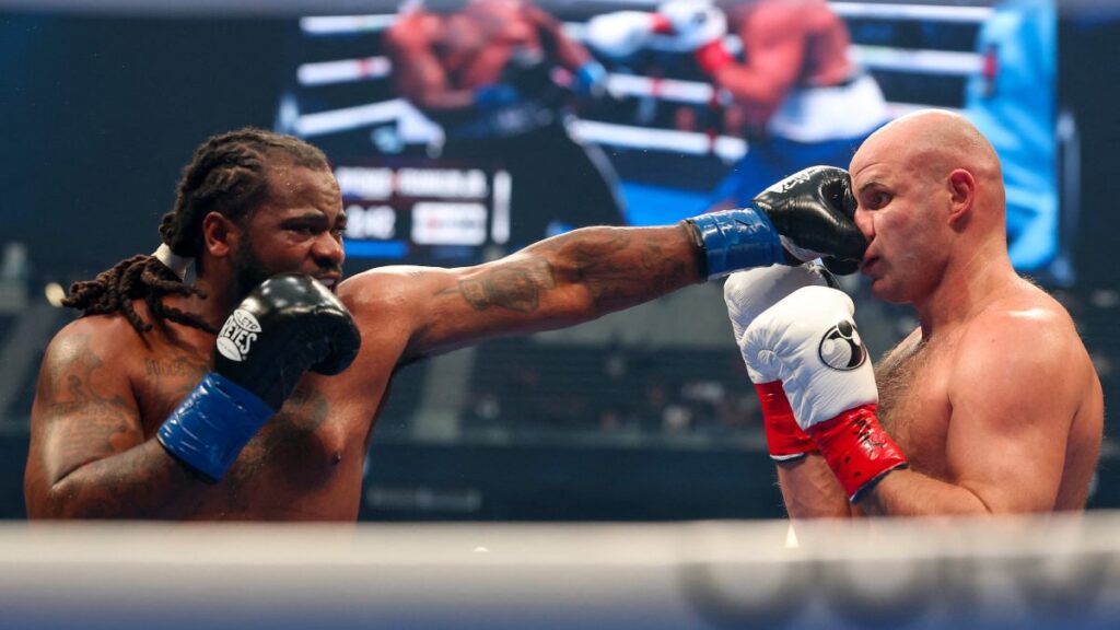 Franklin Jr dándole un golpe a Ivan Dychko