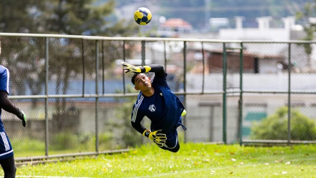 Fredy Pérez pierde su lugar en Comunicaciones | @CremasOficial