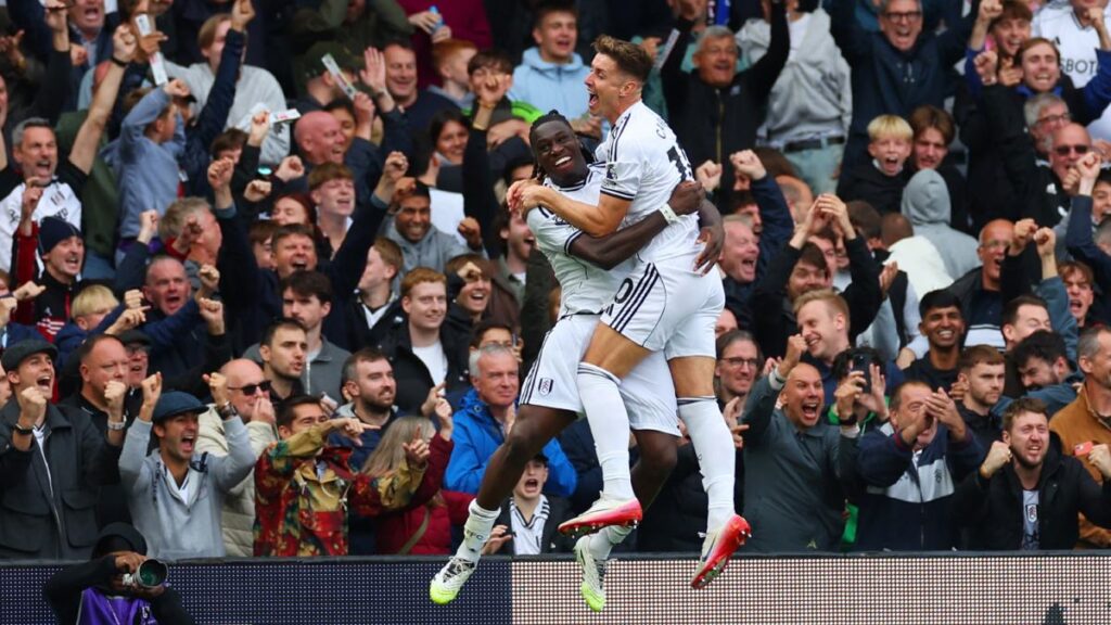 Raúl Jiménez y el Fulham suman su primer triunfo de la temporada con un autogol al último minuto