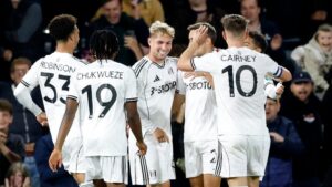 Raúl Jiménez y el Fulham sufren para vencer al Cambridge de cuarta división