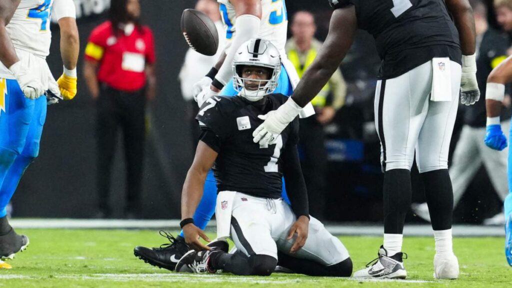 Geno Smith Raiders vs Chargers NFL 2025