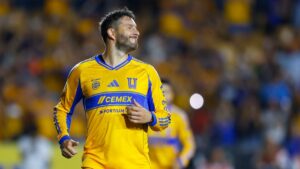 André Pierre-Gignac, fuera del duelo ante Chivas por un golpe en la rodilla