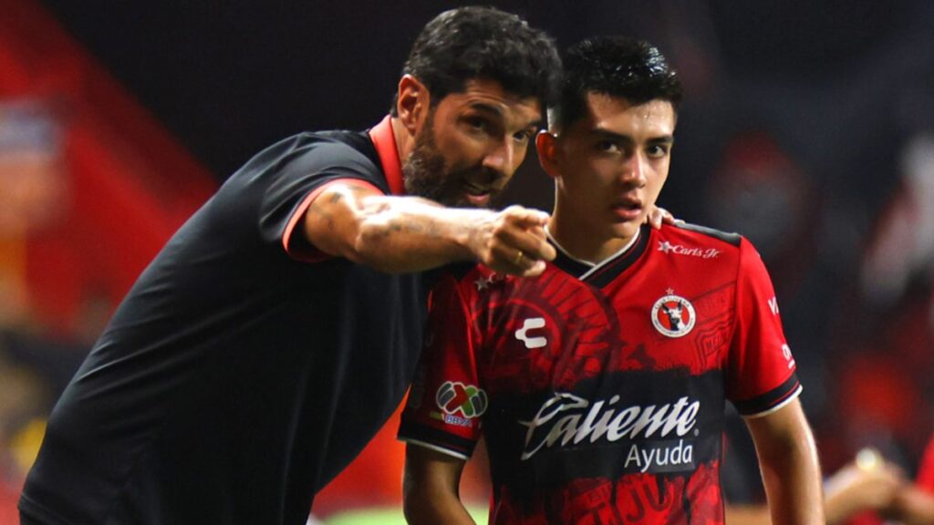 La formación de jugadores en México ha vuelto a ser tema de discusión tras el debut de Gilberto Mora, el mismo que analizan Efraín Flores y Martín Galván