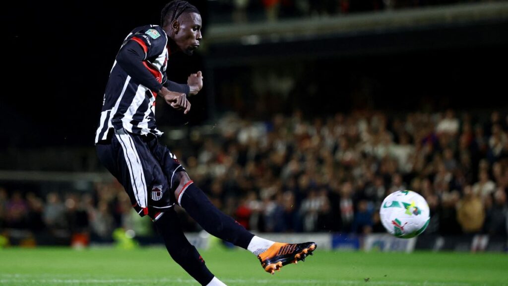 Grimsby Town alineó a Clarke Oduor de manera indebida