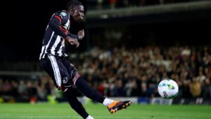 Grimsby Town, multado por alineación indebida en histórica eliminación al Manchester United en Carabao Cup