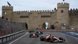 Tensión en Ferrari: Hamilton desobedece órdenes y Leclerc lo felicita con ironía