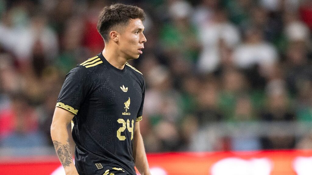 Rodrigo Huescas en partido de selección mexicana