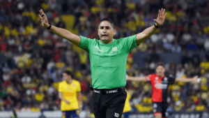Óscar Mejía, el arbitro designado para dirigir el Clásico Nacional